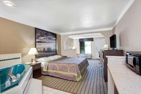 Super 8 by Wyndham Knoxville East image 13