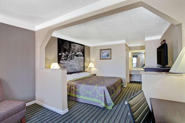 Super 8 by Wyndham Knoxville East image 15