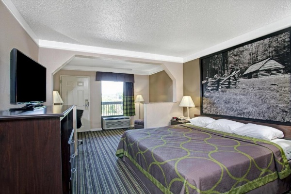 Super 8 by Wyndham Knoxville East image 18