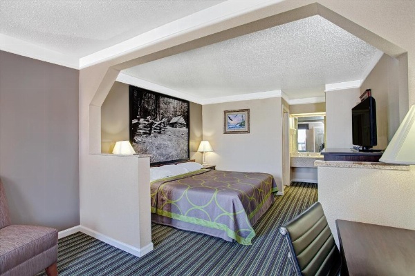 Super 8 by Wyndham Knoxville East image 23