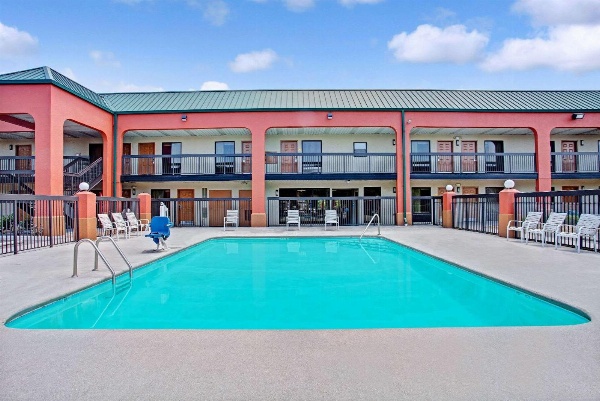 Super 8 by Wyndham Knoxville East image 3