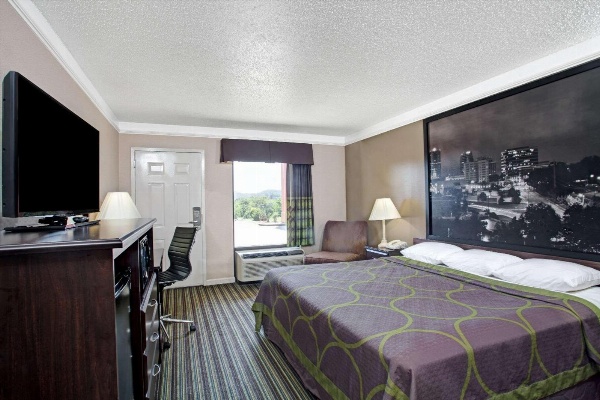 Super 8 by Wyndham Knoxville East image 7